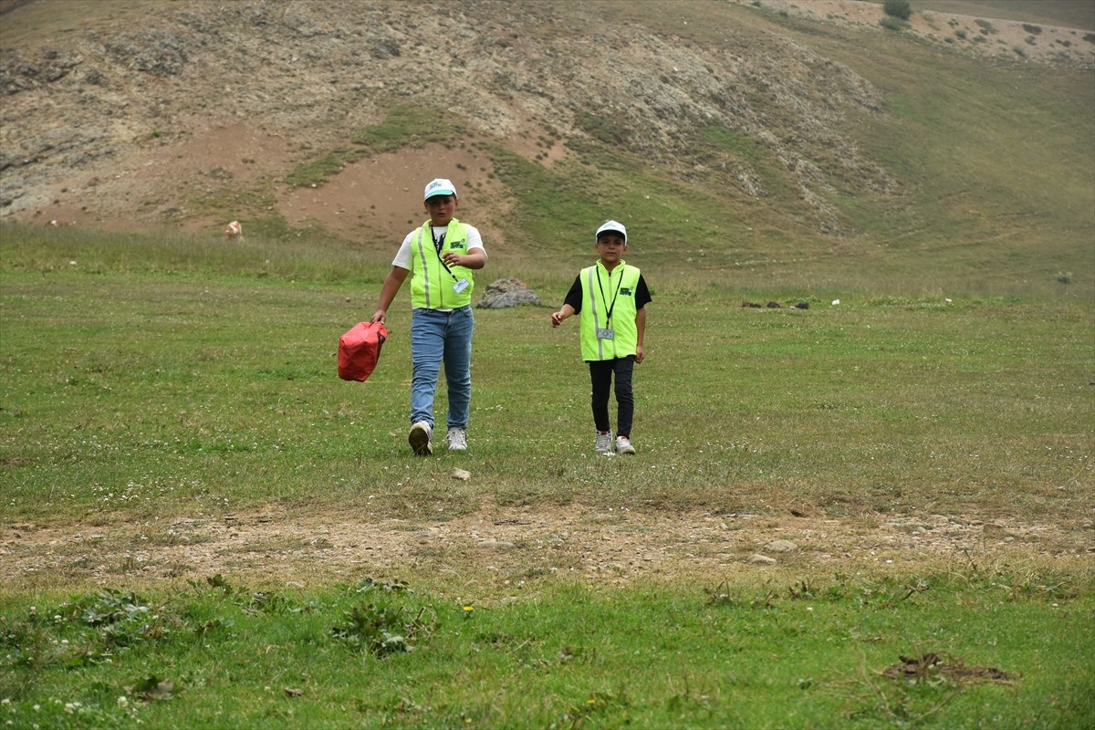 Gümüşhane'nin Taşköprü Yaylası'nda ziyaretçilerin bıraktığı çöpleri toplayarak sosyal medyada ilgi...