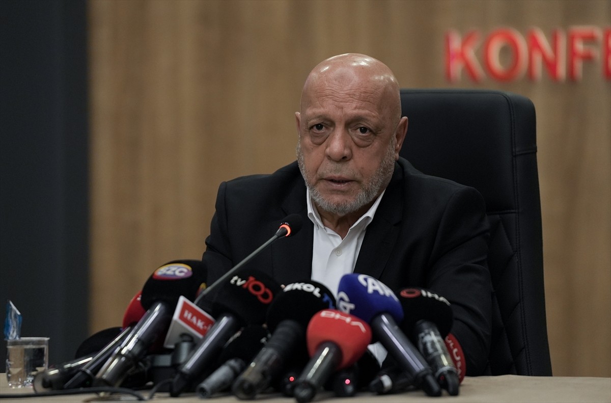 HAK-İŞ Genel Başkanı Mahmut Arslan (sol 2), Kamu Toplu İş Sözleşmeleri Çerçeve Protokolü...