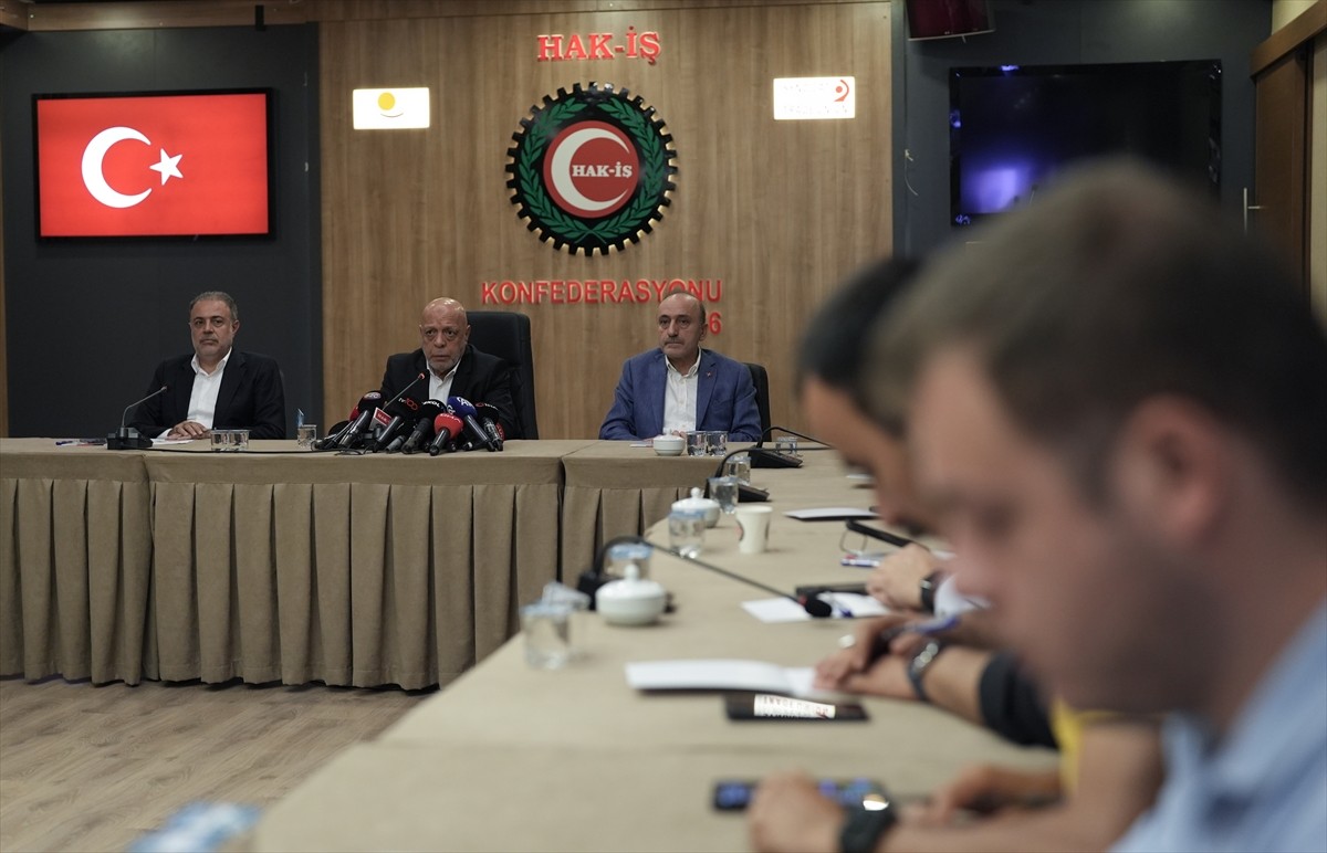 HAK-İŞ Genel Başkanı Mahmut Arslan (sol 2), Kamu Toplu İş Sözleşmeleri Çerçeve Protokolü...