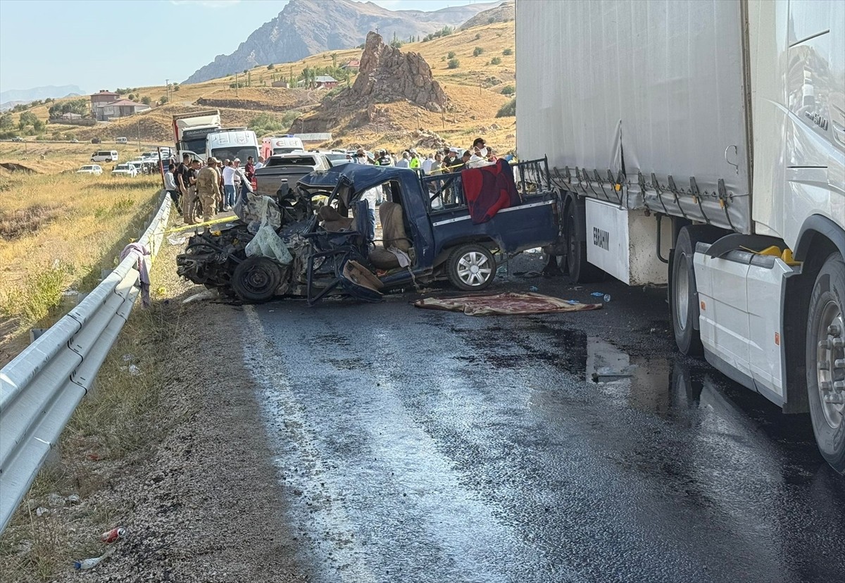 Hakkari'de tır ile pikabın çarpışması sonucu 4 kişi hayatını kaybetti, 1 kişi yaralandı.