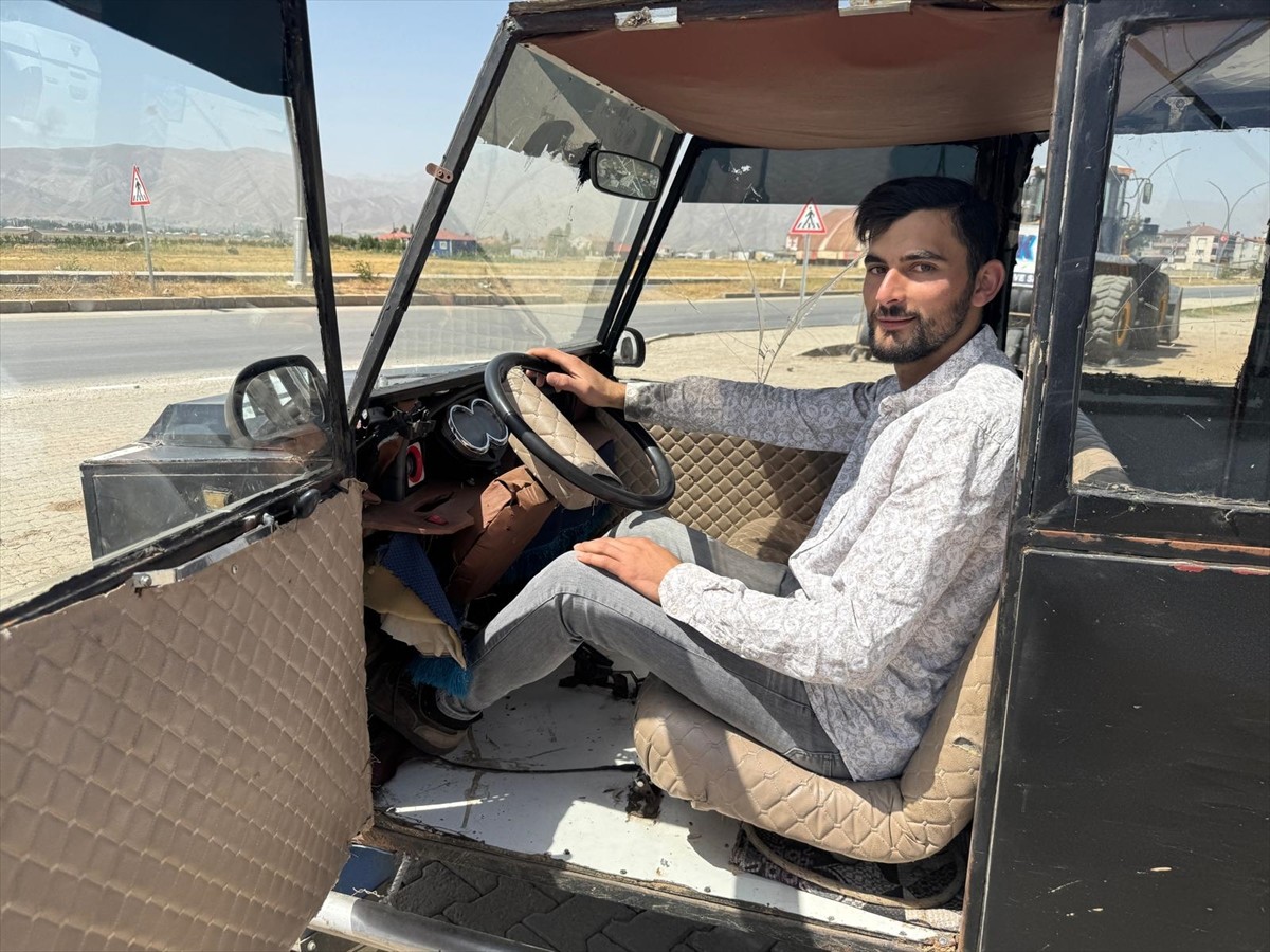 Hakkari'nin Yüksekova ilçesinde otomobil lastiği tamircisi Yusuf Yılmaz, topladığı hurda...