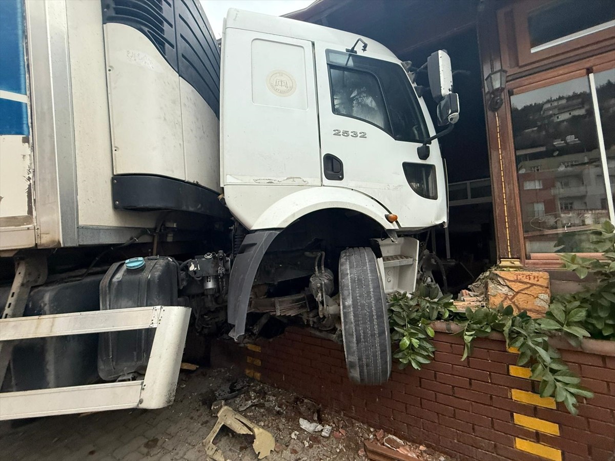 Hatay'ın Belen ilçesinde kamyonun vidanjör ve restorana çarptığı kazada 1 kişi yaralandı.