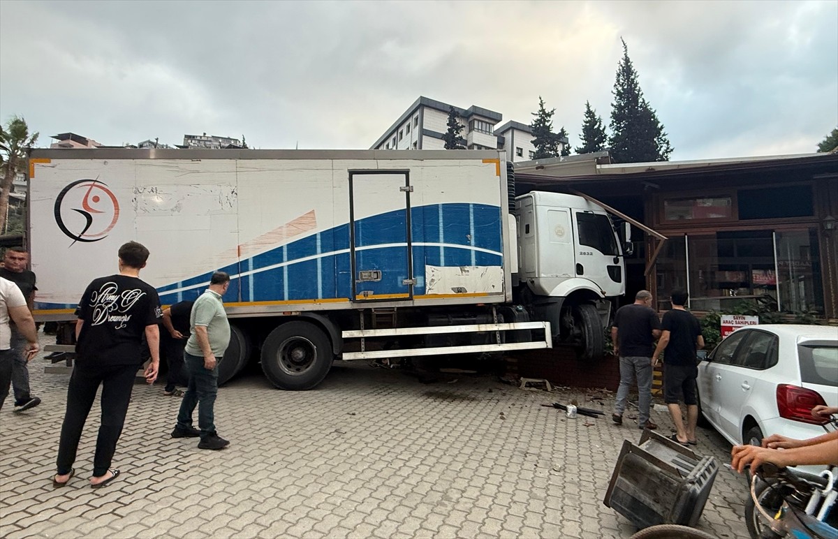 Hatay'ın Belen ilçesinde kamyonun vidanjör ve restorana çarptığı kazada 1 kişi yaralandı.