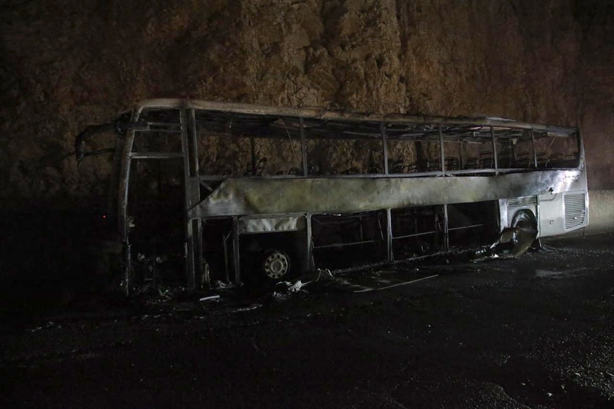 Hatay'ın Belen ilçesinde yolcu otobüsünde çıkan yangın, itfaiye ekiplerince söndürüldü. Yangında...