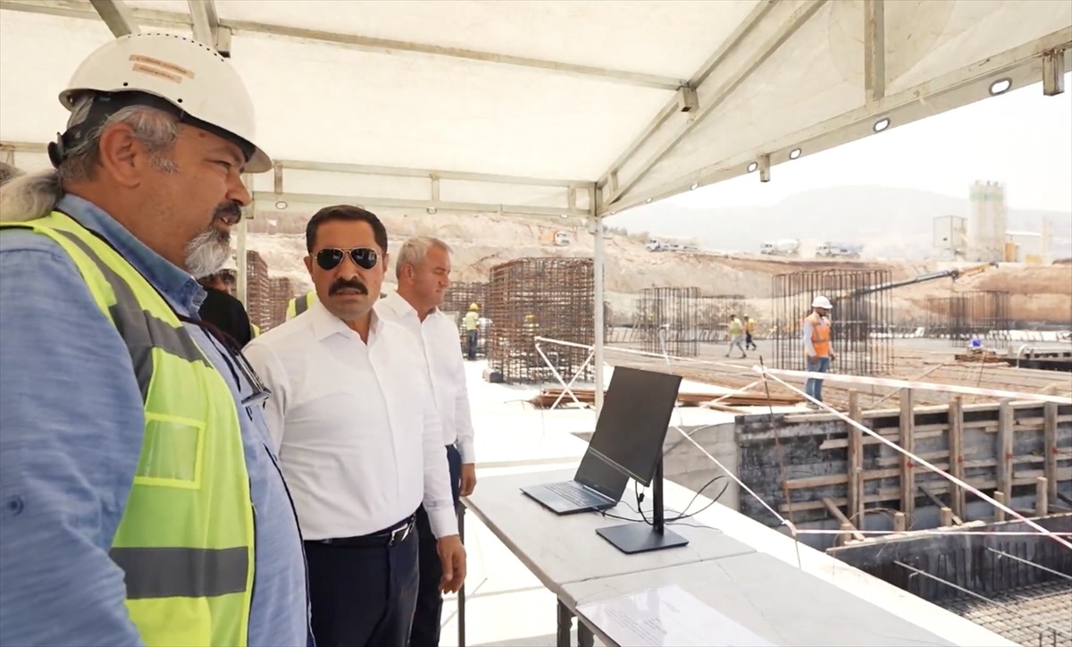 Hatay'ın İskenderun ilçesinde depreme dayanıklı tasarlanan 600 yataklı devlet hastanesinin inşası...