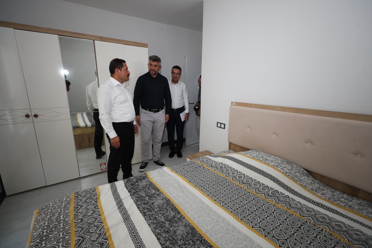 Hatay'ın Kırıkhan ilçesinde, 6 Şubat 2023'teki depremlerin ardından yapımına başlanan 1597 afet...