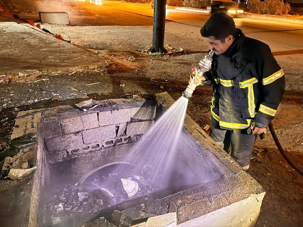 Hatay'ın merkez Antakya ilçesinde bir iş yerinin önündeki yağmur suyu giderlerinde çıkan yangın...