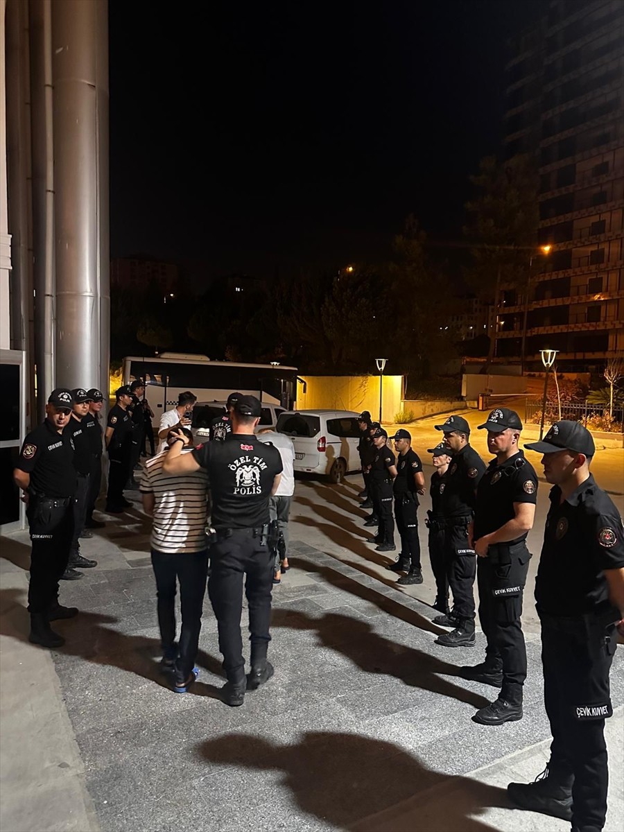 Hatay'ın Samandağ ilçesinde 1 kişinin bıçakla yaralandığı kavgaya ilişkin gözaltına alınan 5...