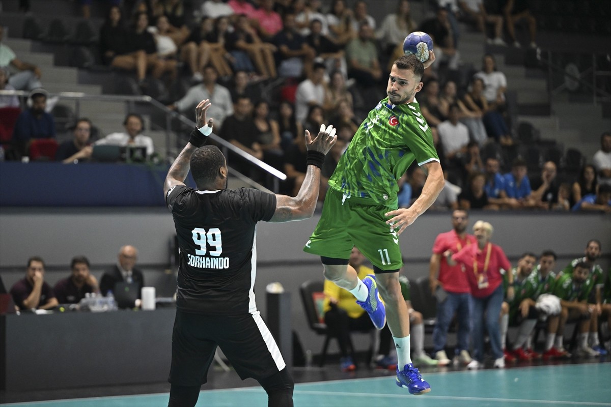 ⁠Hentbol Erkekler Süper Kupa finalinde Beşiktaş ile Nilüfer Belediyespor takımları THF Prof. Dr....