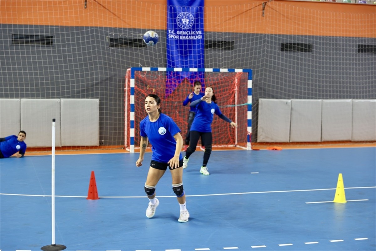 Hentbol Kadınlar Süper Ligi takımlarından Ortahisar Belediyespor'un 33 yaşındaki oyuncusu Kübra...