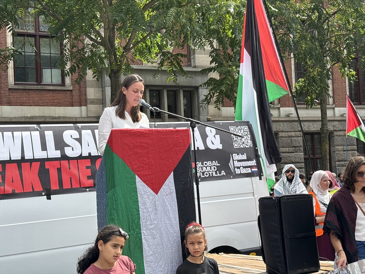 Hollanda'nın başkenti Amsterdam'ın merkezindeki Borsa Meydanı'nı dolduran yüzlerce Filistin...