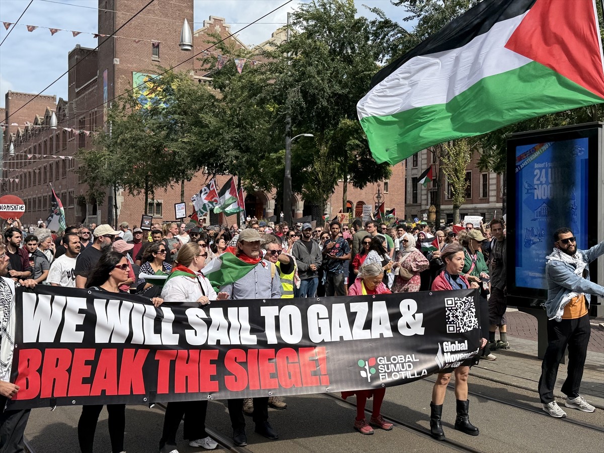 Hollanda'nın başkenti Amsterdam'ın merkezindeki Borsa Meydanı'nı dolduran yüzlerce Filistin...