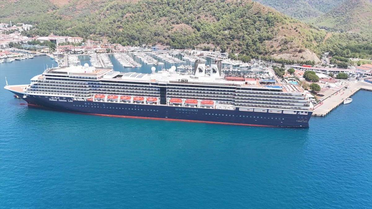 Hollanda bayraklı kruvaziyer "Oosterdam", Muğla'nın Marmaris ilçesine geldi. Alanya'dan demir...