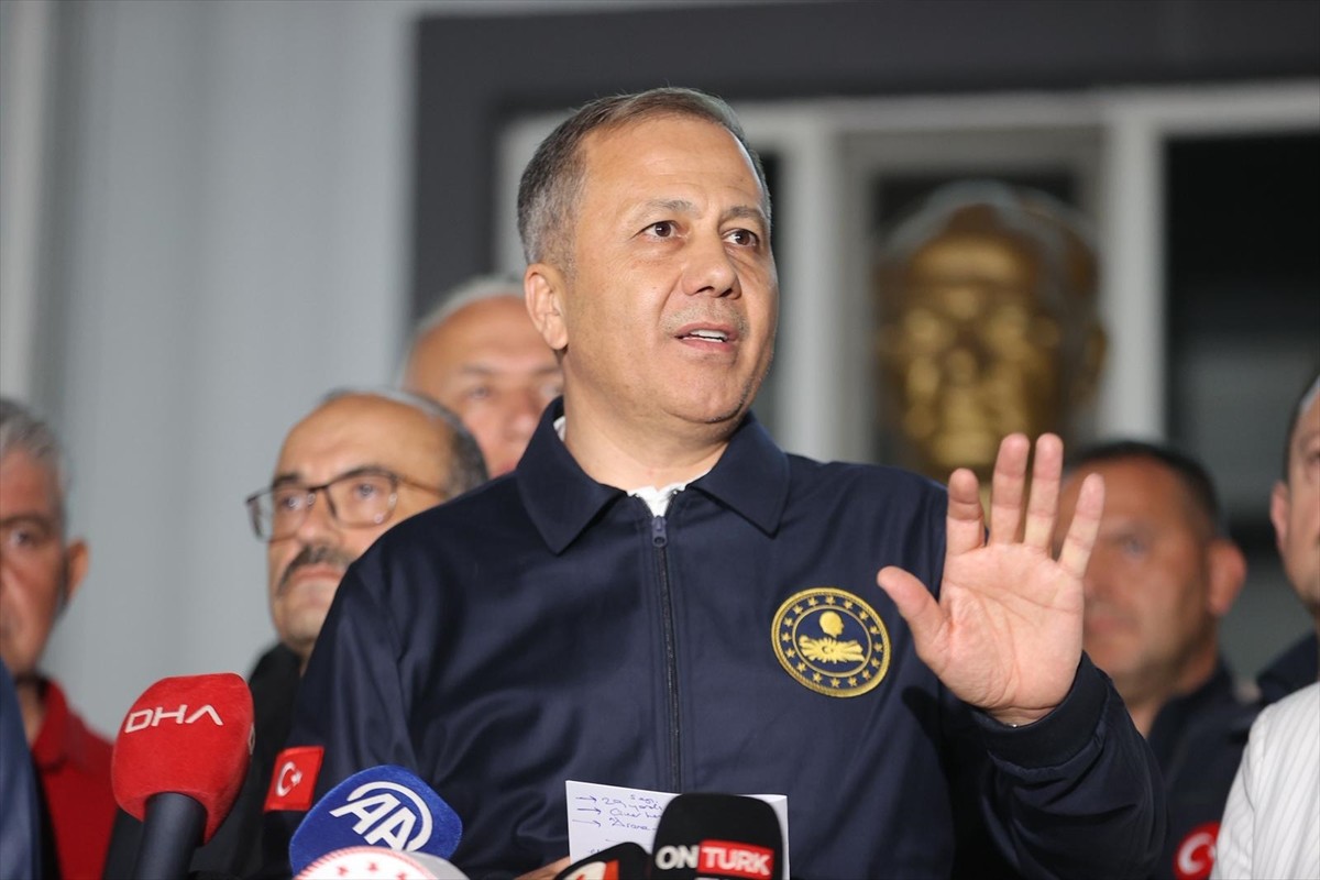 İçişleri Bakanı Ali Yerlikaya, 6,1 büyüklüğünde depremin meydana geldiği Balıkesir'in Sındırgı...