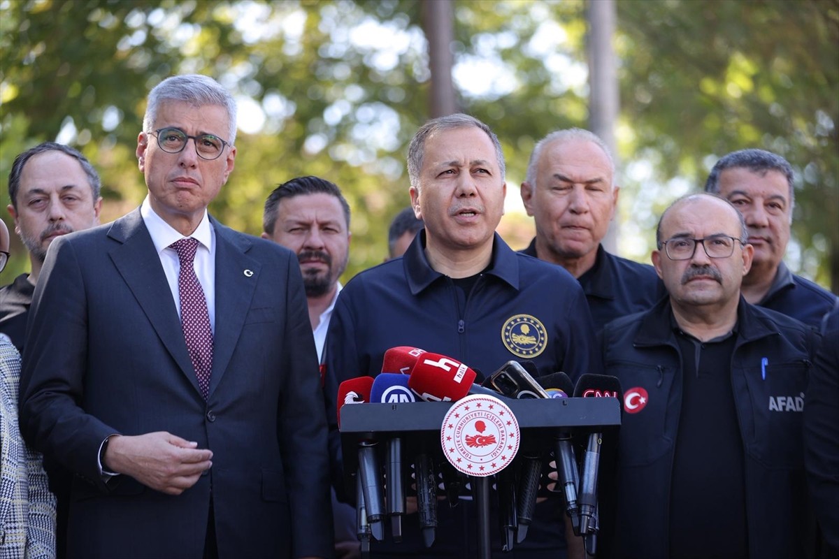 İçişleri Bakanı Ali Yerlikaya beraberindeki Sağlık Bakanı Kemal Memişoğlu ile Sındırgı İlçe...