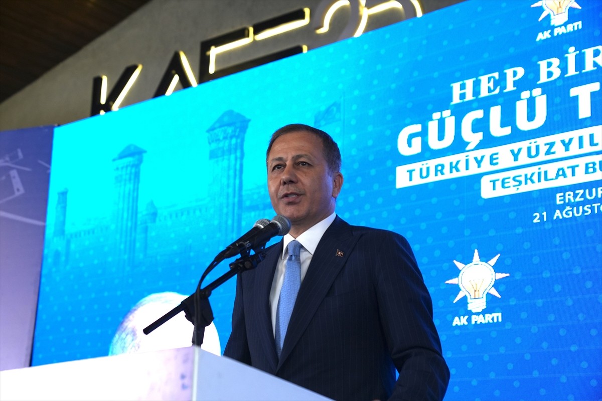 İçişleri Bakanı Ali Yerlikaya, Erzurum'da "Türkiye Yüzyılı Buluşmaları Teşkilat Buluşması'na...