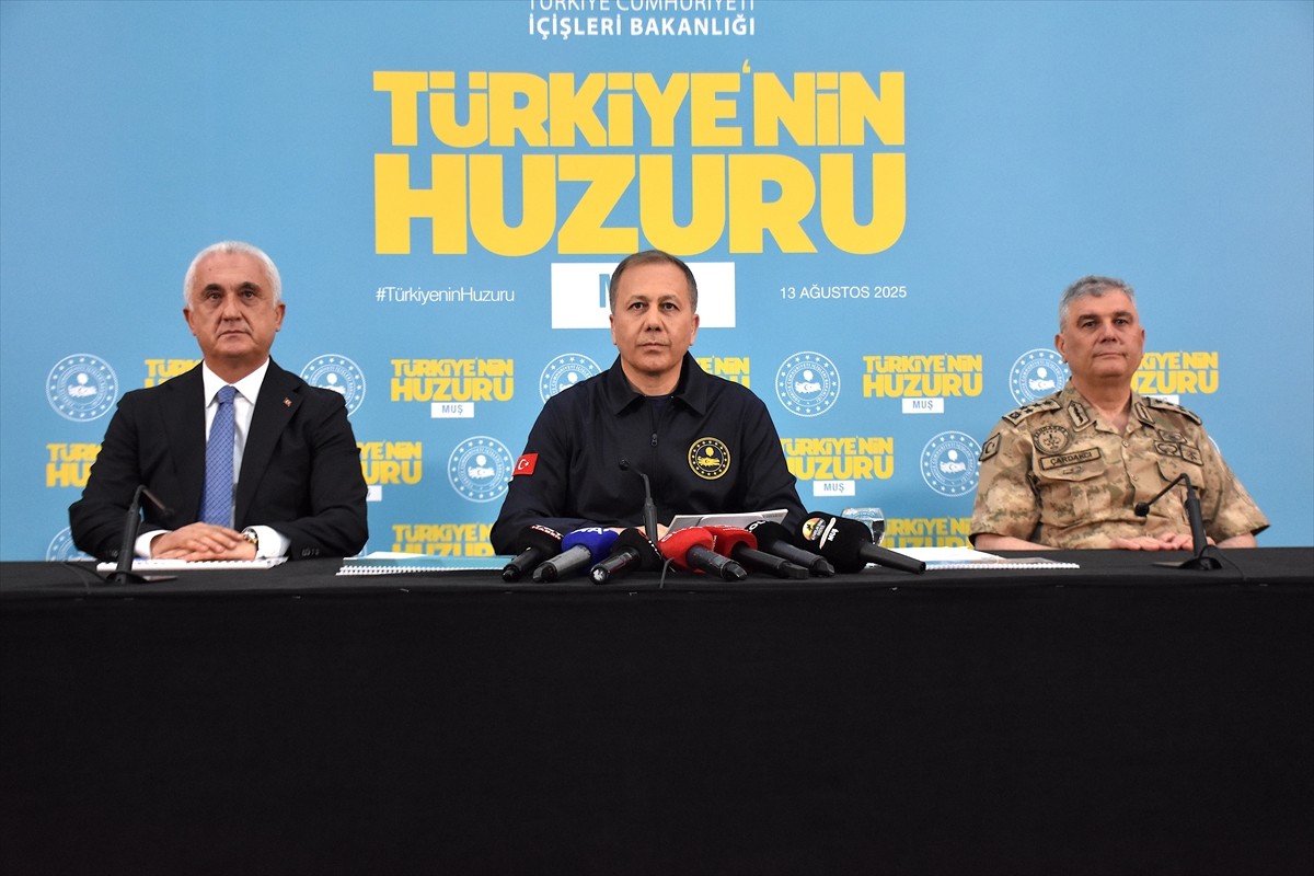  İçişleri Bakanı Ali Yerlikaya, Muş’ta "Türkiye'nin Huzuru Muş" toplantısının ardından...