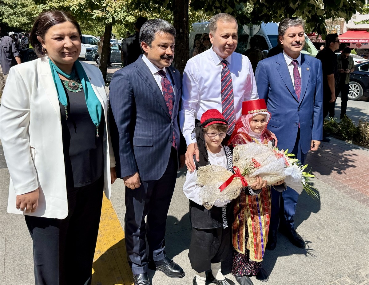 İçişleri Bakanı Ali Yerlikaya (sağ 2), Kırşehir'de bazı ziyaretlerde bulundu. İlk olarak Valiliği...