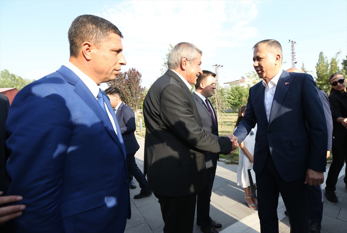 İçişleri Bakanı Ali Yerlikaya (sağda), çeşitli temaslarda bulunmak üzere geldiği Ağrı'da, Patnos...