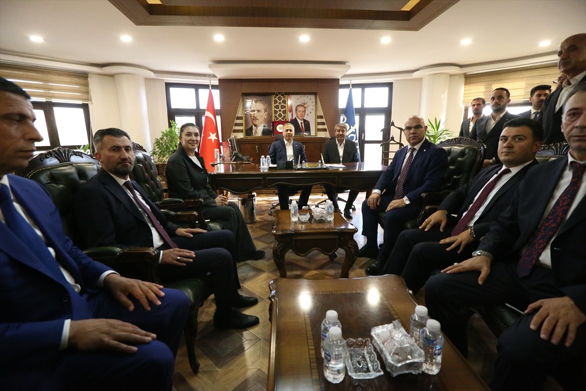 İçişleri Bakanı Ali Yerlikaya (sağda), çeşitli temaslarda bulunmak üzere geldiği Ağrı'da, Patnos...