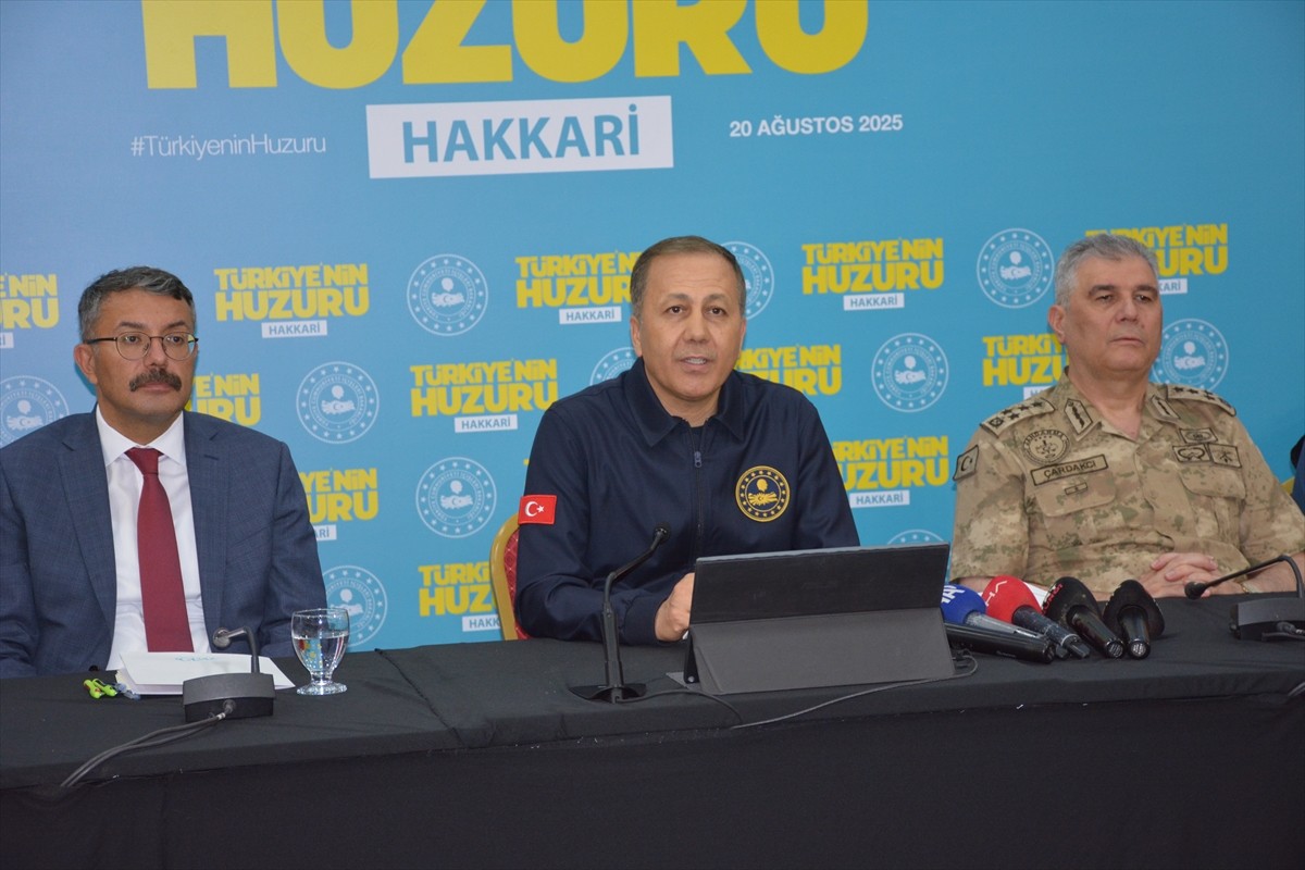 İçişleri Bakanı Ali Yerlikaya, Türkiye'nin Huzuru Hakkari toplantısına katıldı.