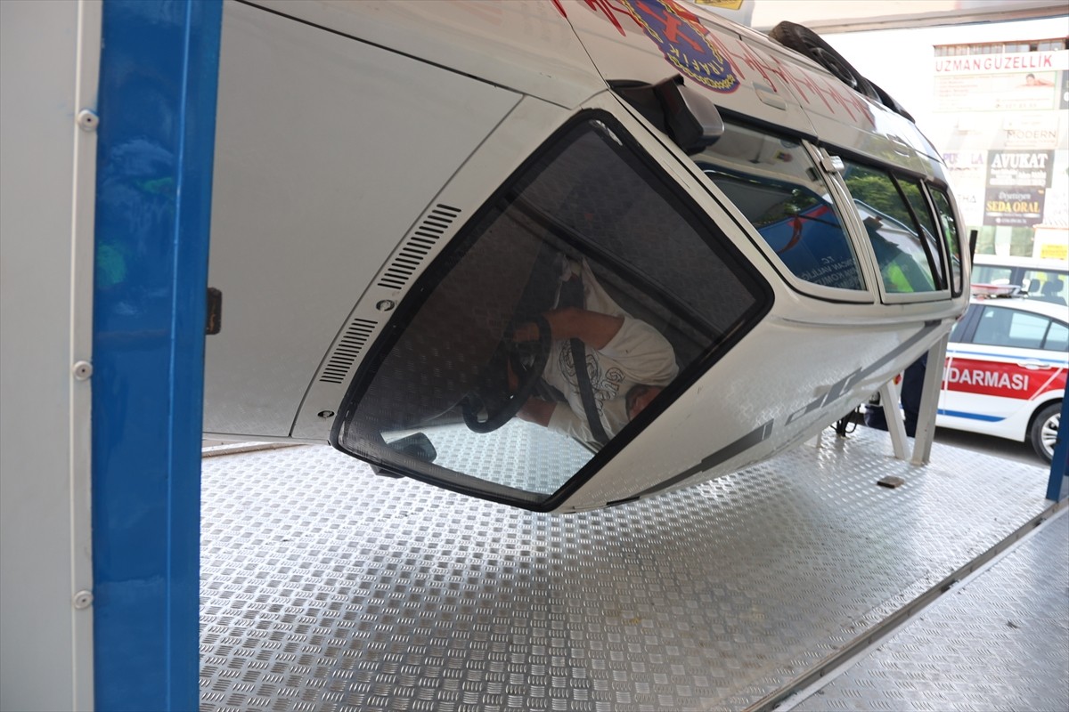 Iğdır'da jandarma ekipleri, emniyet kemerinin hayat kurtardığını vatandaşlara, simülasyon aracıyla...