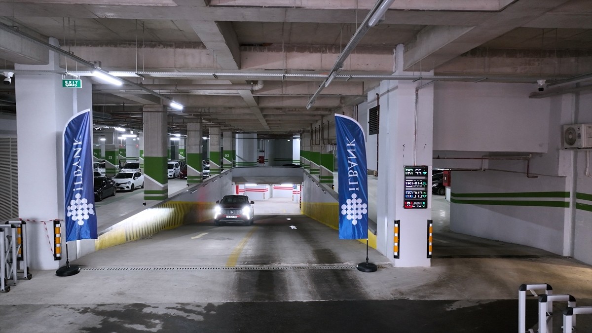 İller Bankası Genel Müdürlüğü (İLBANK) desteğiyle Bursa'nın Osmangazi Meydanı'nda Sokak...