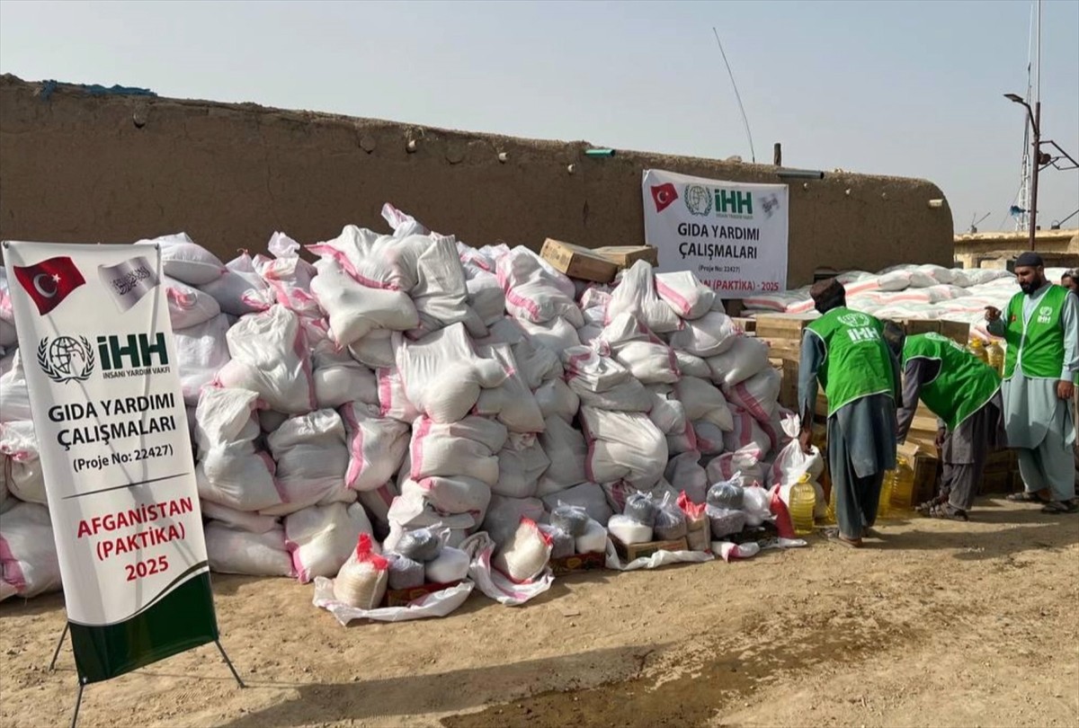 İnsan Hak ve Hürriyetleri (İHH) İnsani Yardım Vakfı, kuraklığın yaşandığı Afganistan'da 1100 gıda...