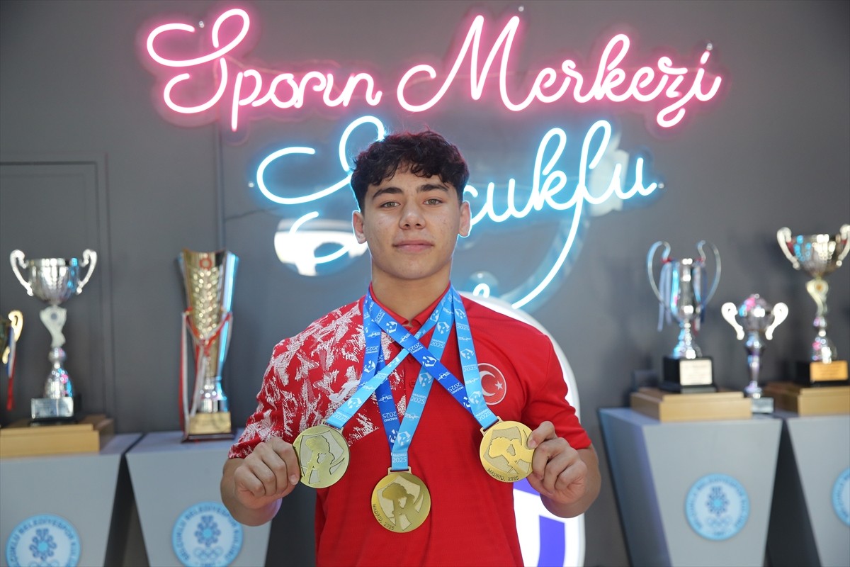 İspanya'da 23-30 Temmuz'da düzenlenen U15 Avrupa Halter Şampiyonası'nda kendi kategorilerinde...