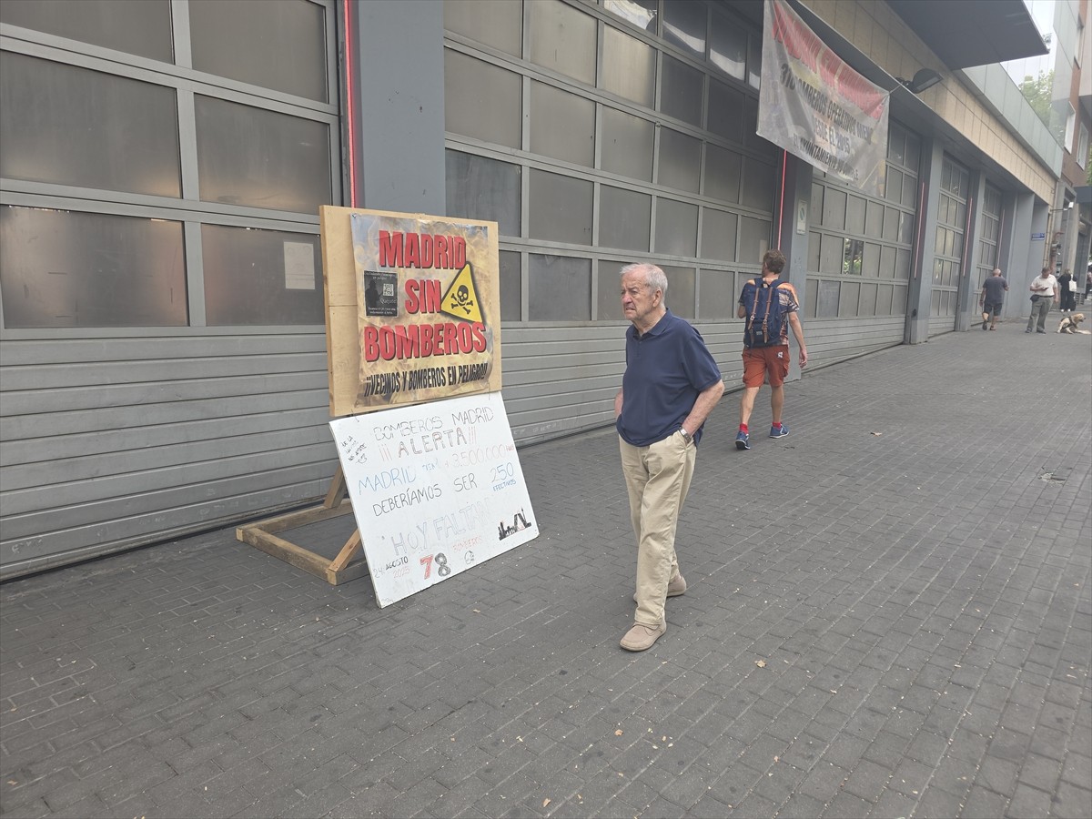 İspanya'nın başkenti Madrid'de orman itfaiyecileri maaş zammı ve çalışma şartlarının...