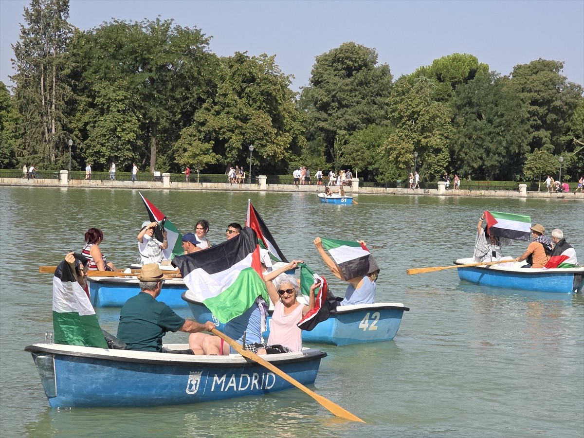 İspanya'nın başkenti Madrid'deki Retiro parkındaki Alfonso XII Anıtı önünde Filistin'e destek...