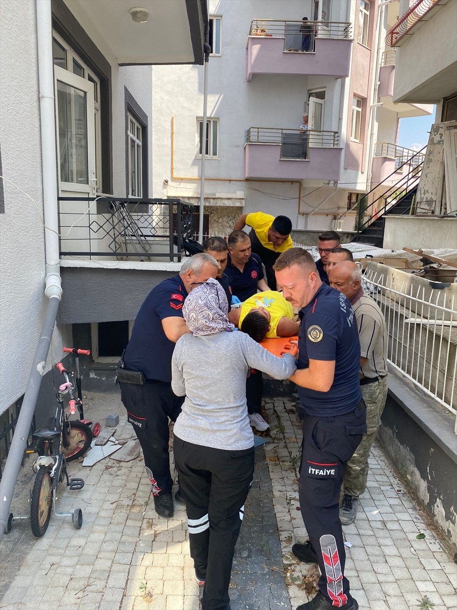 Isparta'da, bacağına demir korkuluk saplanan 12 yaşındaki çocuk hastaneye kaldırıldı.  