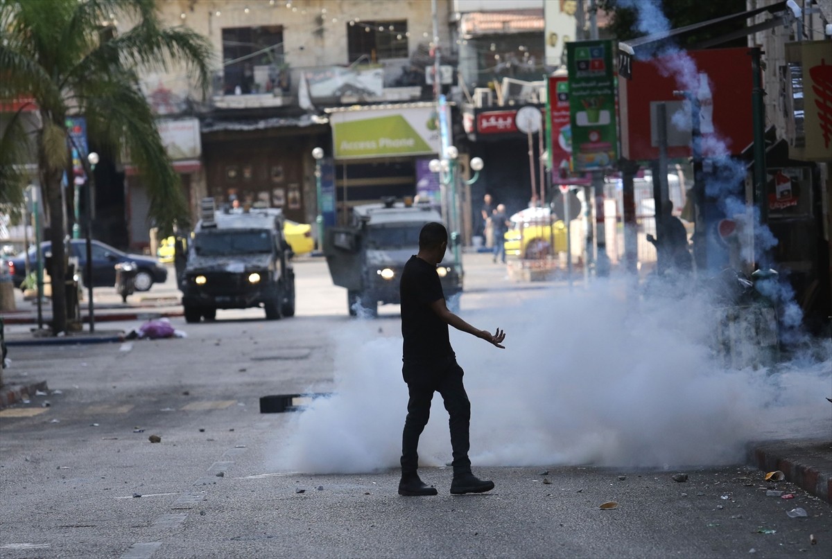 İsrail ordusu, işgal altındaki Batı Şeria'nın kuzeyindeki Nablus kentine baskın düzenledi. Baskına...