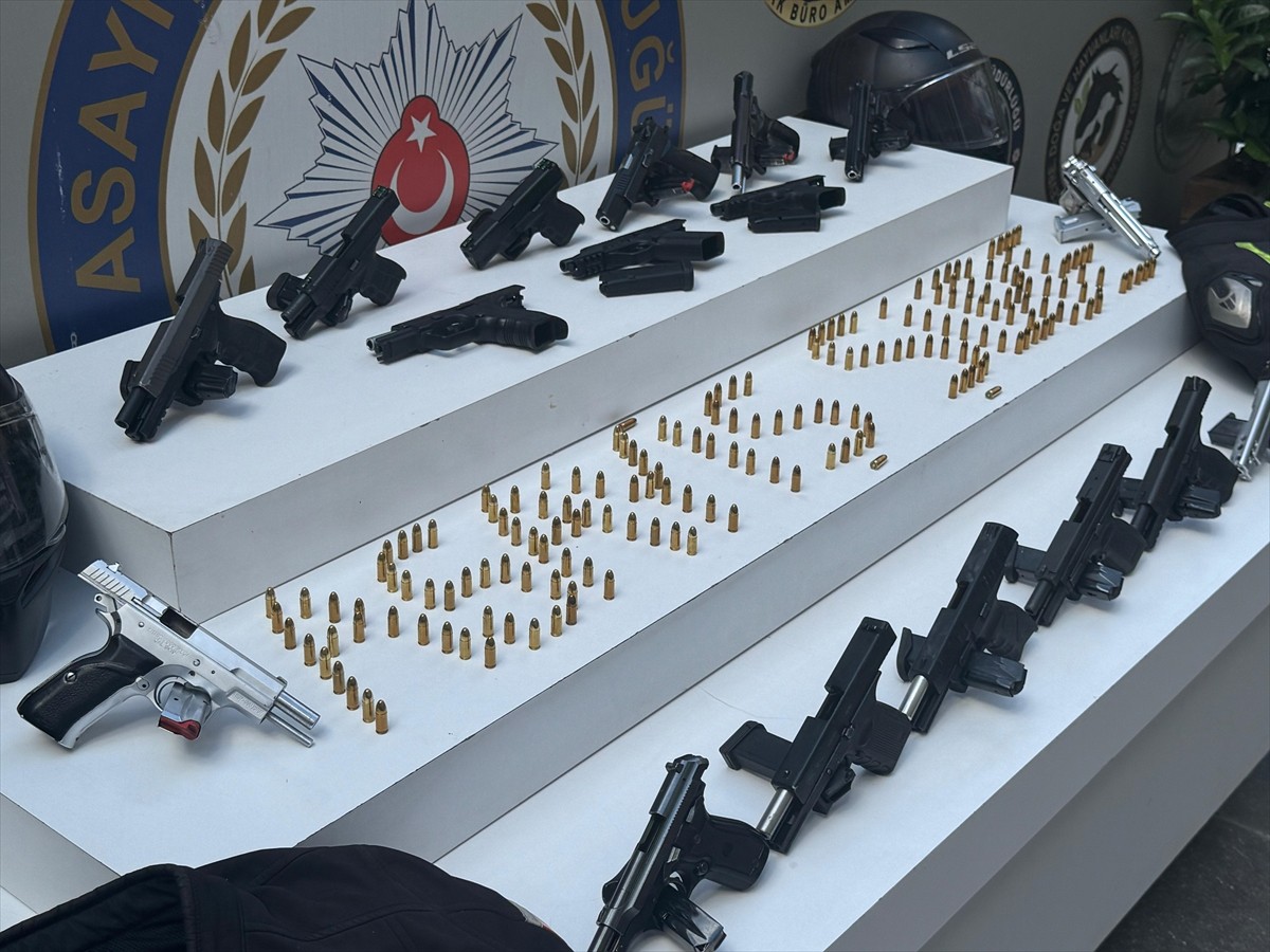 İstanbul'da, 10 ilçede düzenlenen operasyonda tehdit, yağma ve kurşunlama olaylarına karıştığı...