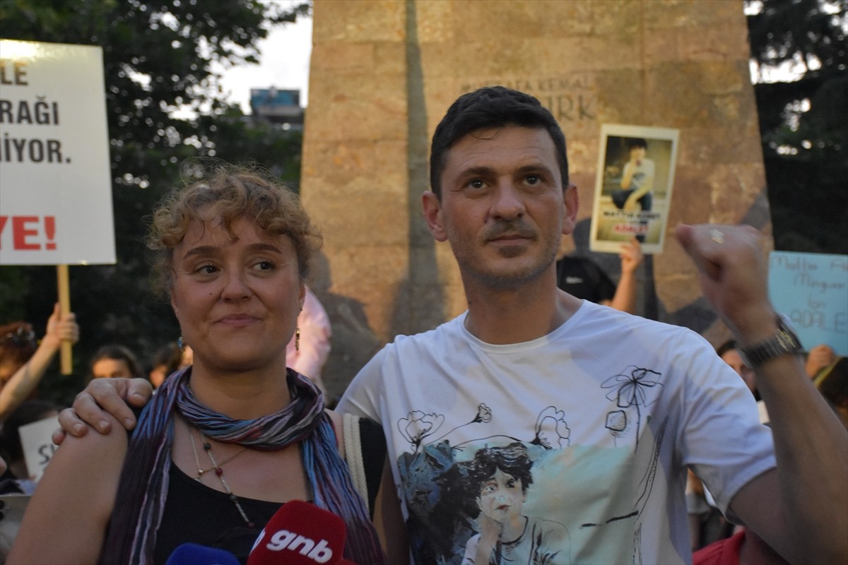 İstanbul'da öldürülen Mattia Ahmet Minguzzi için Trabzon'da yürüyüş organize edildi. Atatürk Anıtı...