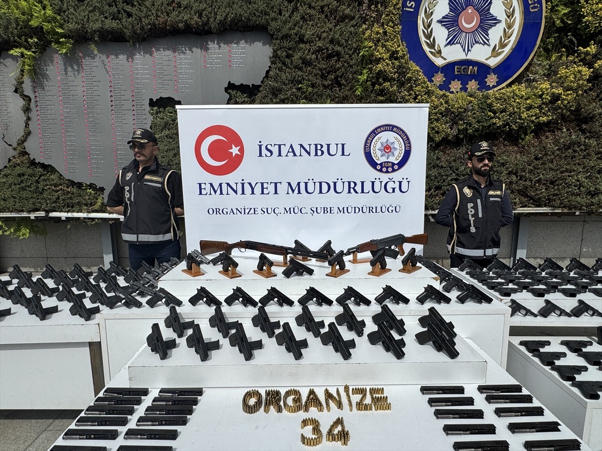 İstanbul'da, suç örgütlerine yönelik düzenlenen operasyonlarda gözaltına alınan 24 şüpheliden 11'i...