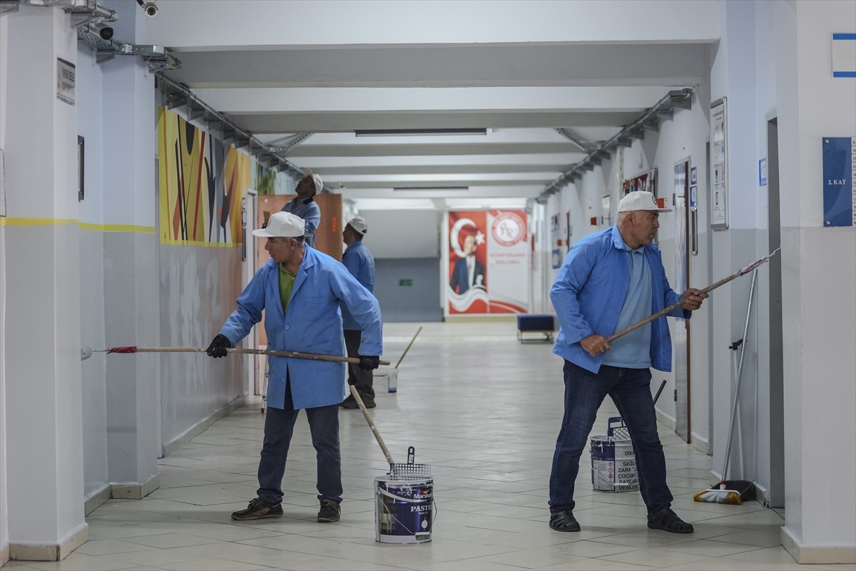 İstanbul'daki okullarda, yeni eğitim öğretim yılının başlamasına sayılı günler kala, öğrencilerin...