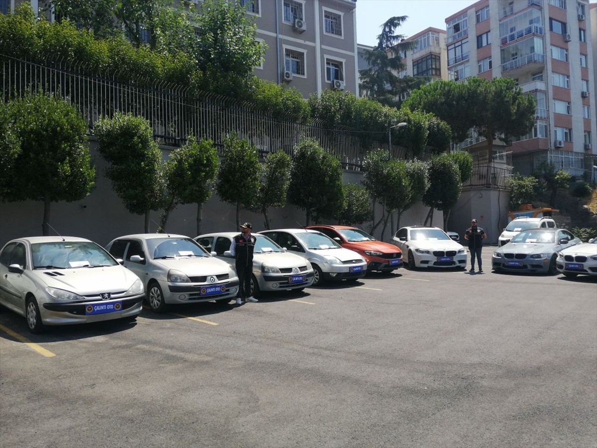 İstanbul merkezli 10 ilde düzenlenen "change" araç operasyonunda gözaltına alınan 31 şüpheliden...