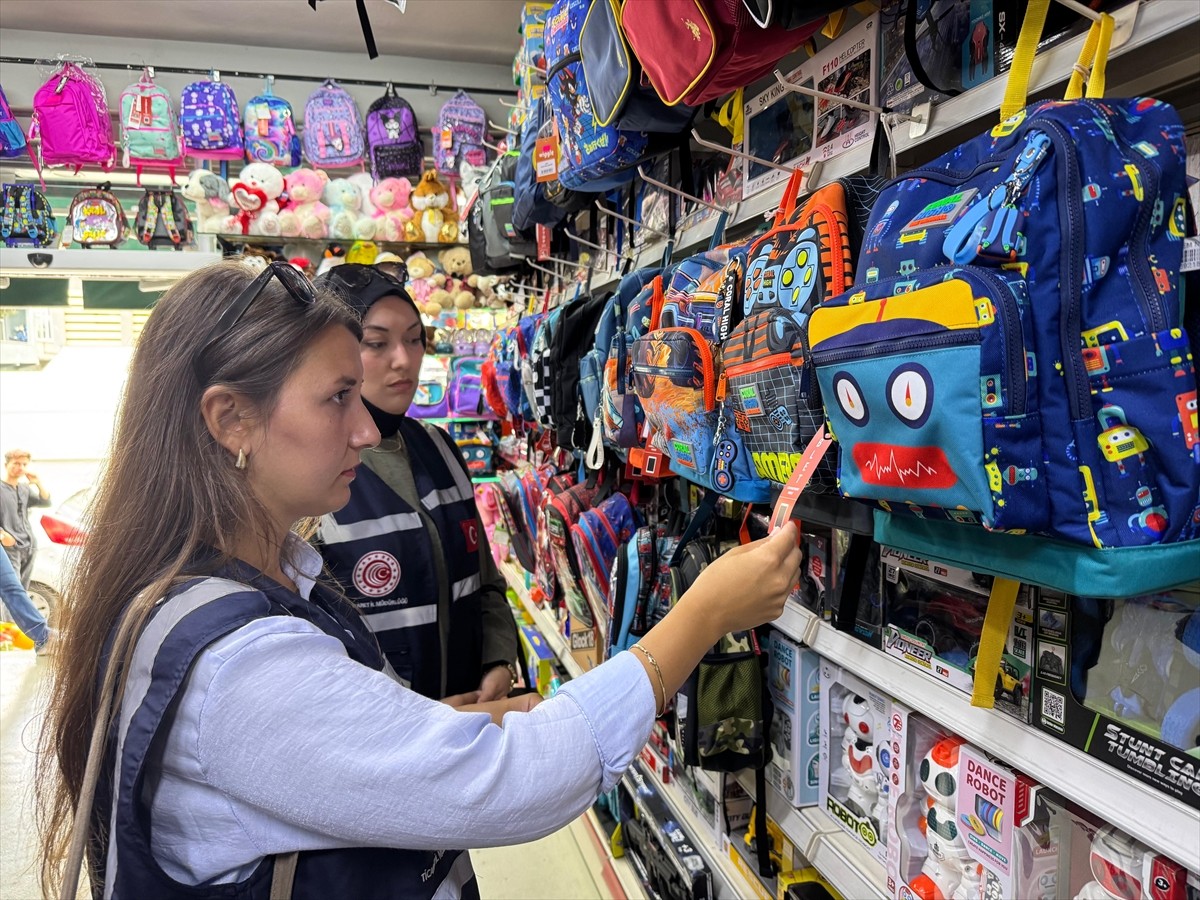 İstanbul Ticaret İl Müdürlüğü ekipleri, kentte 2025-2026 yılı eğitim öğretim dönemi öncesinde...