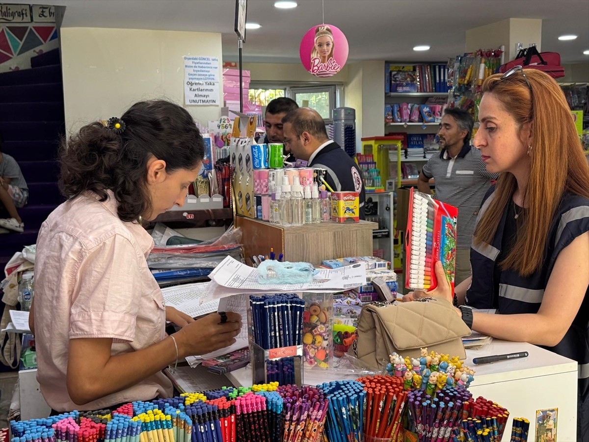  İstanbul Ticaret İl Müdürlüğü ekipleri, kentte 2025-2026 yılı eğitim öğretim dönemi öncesinde...