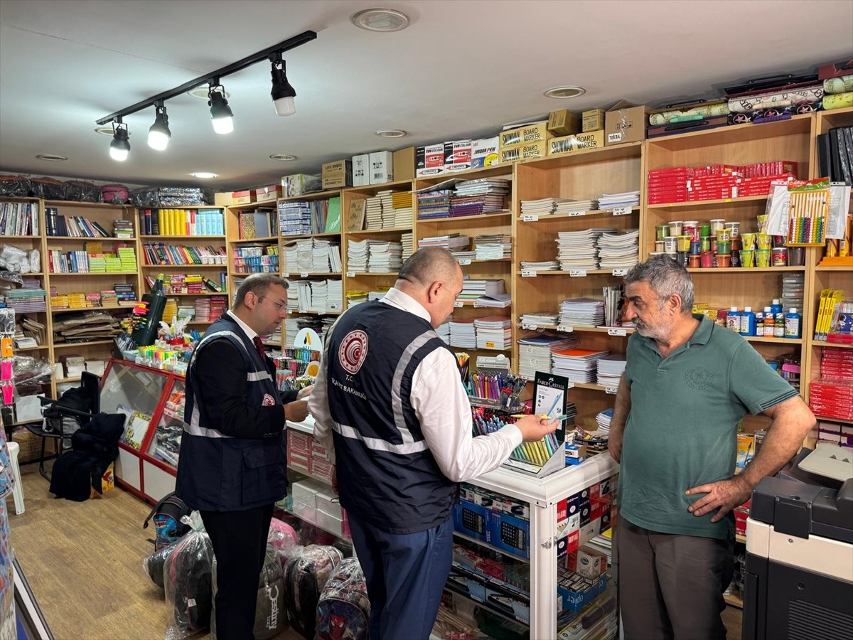  İstanbul Ticaret İl Müdürlüğü ekipleri, kentte 2025-2026 yılı eğitim öğretim dönemi öncesinde...