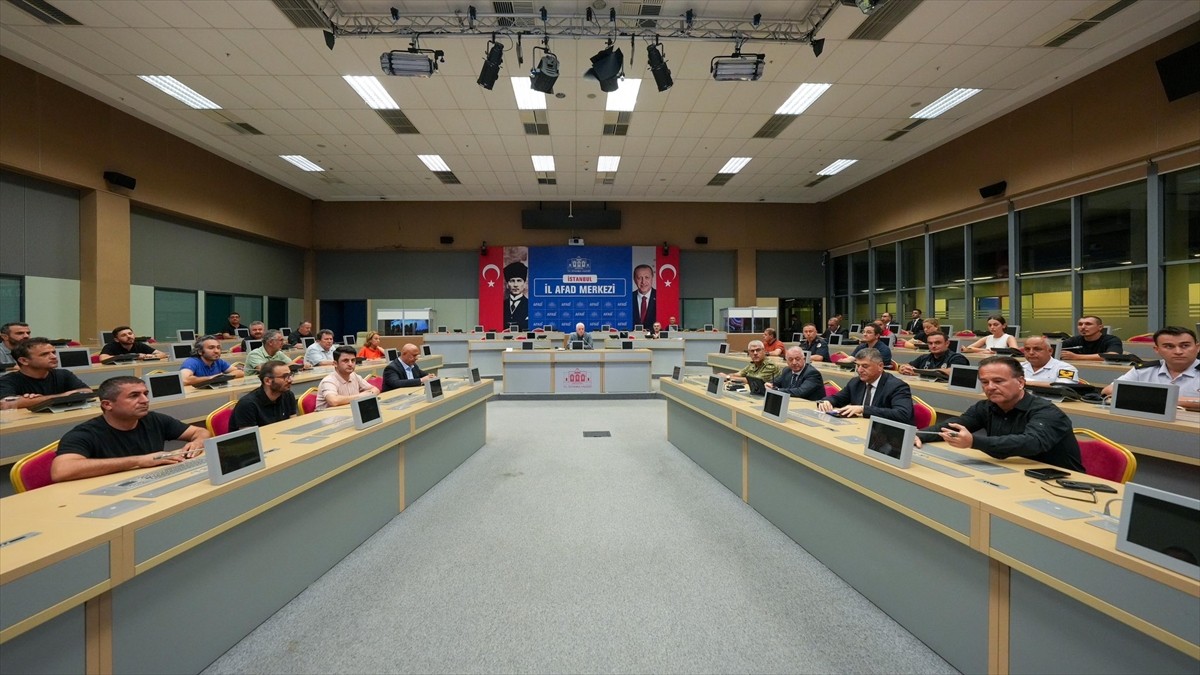 İstanbul Valisi Davut Gül, Balıkesir'deki depremin ardından İl Afet ve Acil Durum Müdürlüğünde...