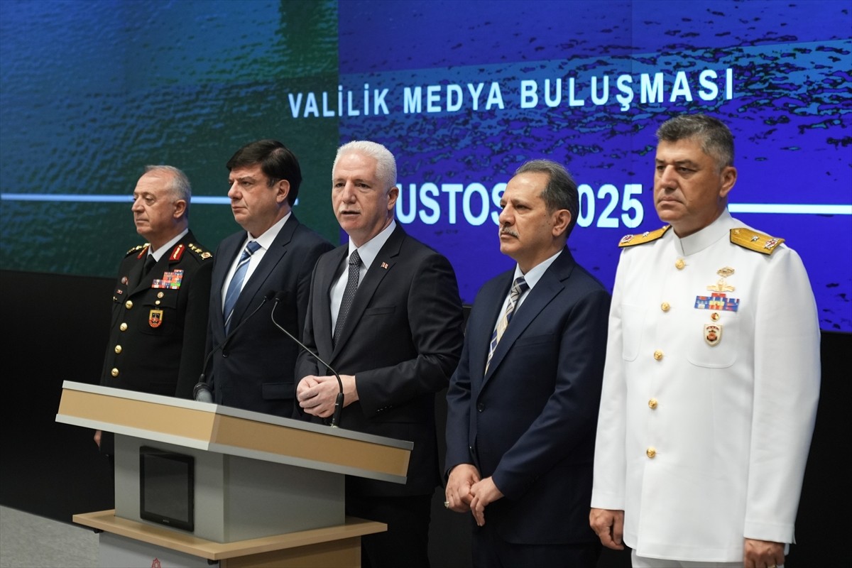 İstanbul Valisi Davut Gül (ortada), Eyüpsultan'daki İl Afet ve Acil Durum Müdürlüğü'nde (AFAD)...