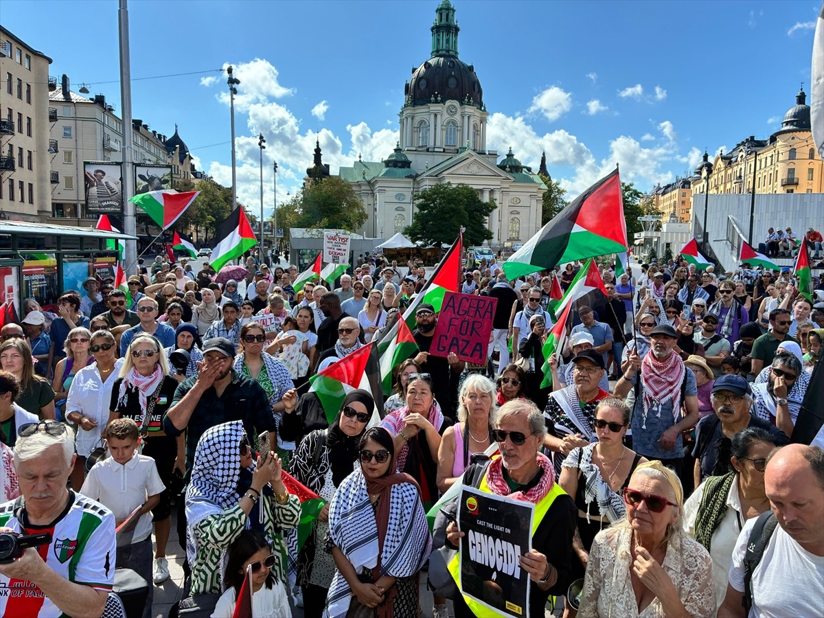 İsveç'in başkenti Stockholm'de bir araya gelen protestocular, İsrail’in Gazze Şeridi’nde yürüttüğü...