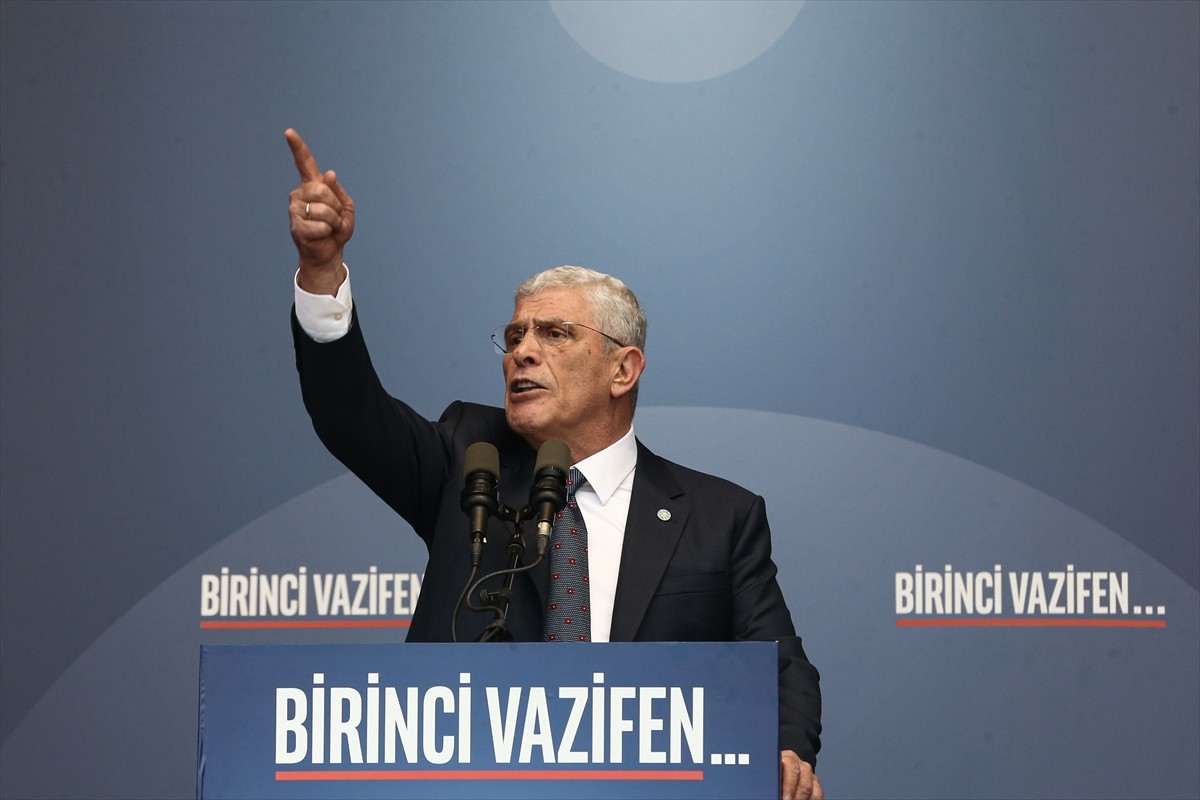 İYİ Parti Genel Başkanı Müsavat Dervişoğlu, Bursa Osmangazi Meydanı'nda "Birinci Vazifen"...