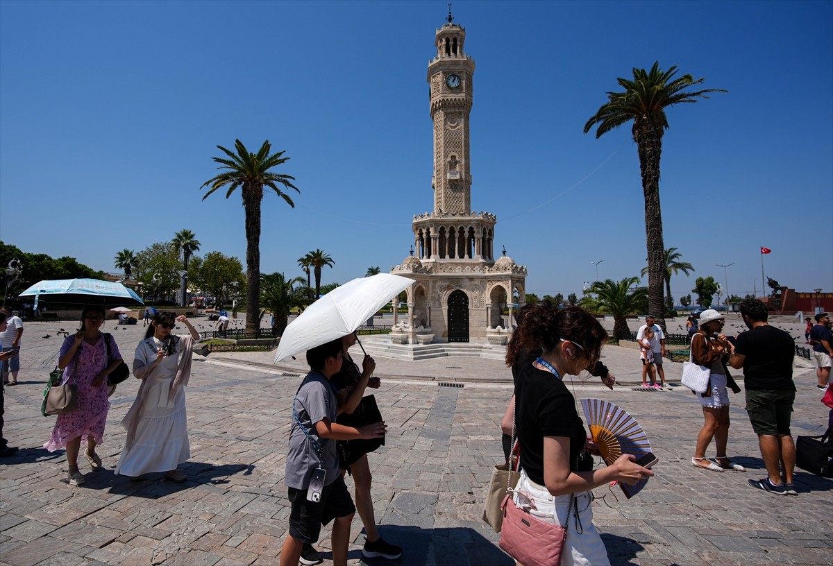 İzmir'de sıcaklıklar 40 dereceyi geçerken, aşırı sıcaklar sokağa çıkanlara zor anlar yaşatıyor....