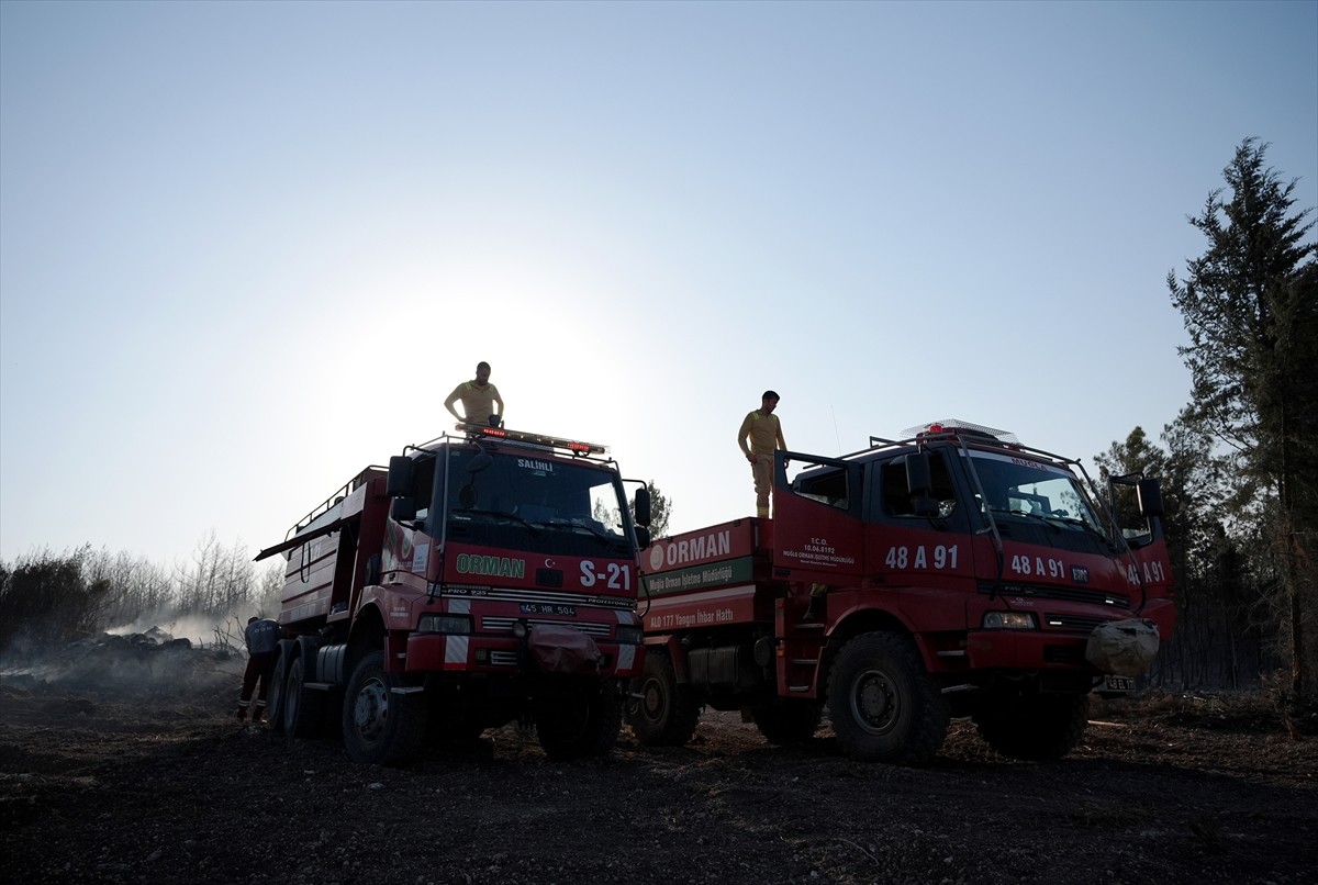 İzmir'in Buca ilçesinde dün otoyolda minibüste başlayıp ormanlık alana sıçrayan ardından çevredeki...