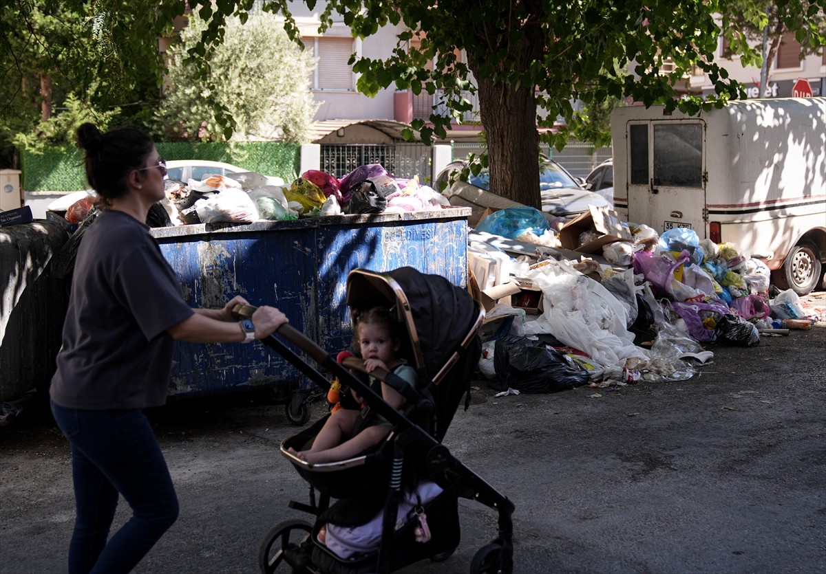 İzmir'in Buca ilçesine bağlı bazı mahallelerin sakinleri, sokakta biriken çöpler ve oluşan kötü...