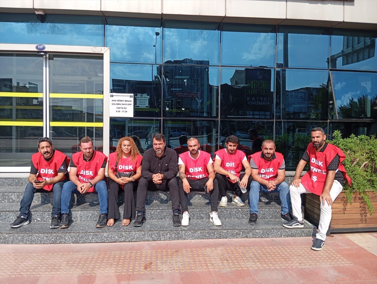 İzmir'in Karabağlar Belediyesinde çalışan işçiler, bazı alacaklarının yaklaşık 5 aydır ödenmediği...