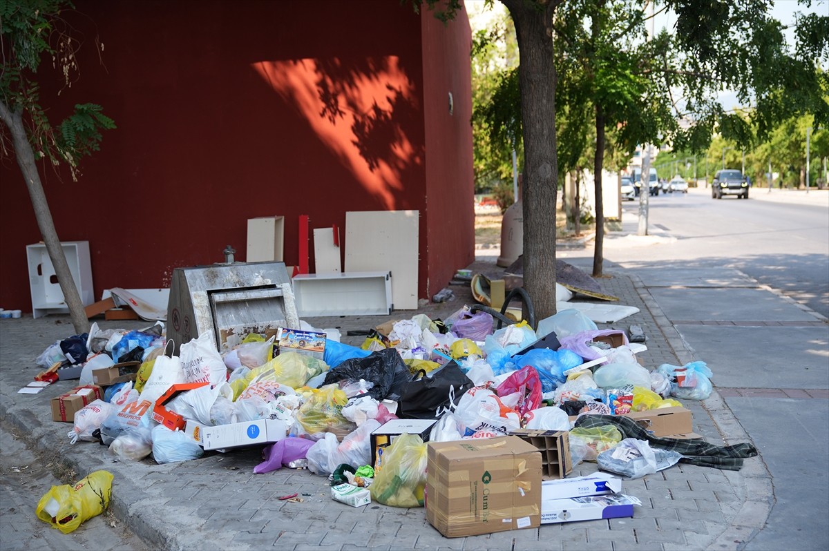 İzmir'in Karşıyaka ilçesinde biriken çöp yığınları ve oluşan kötü koku vatandaşların tepkisini...